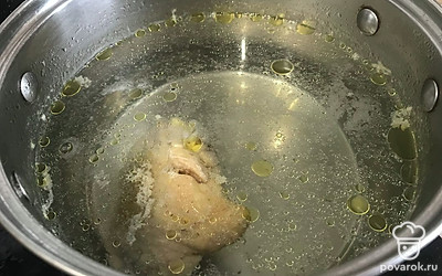 Отварите насыщенный бульон из курицы.