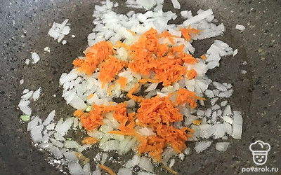 На масле обжарьте лук, добавьте морковь, пассеруйте до мягкости овощей.