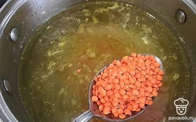 Пассеровку добавьте в бульон. Затем всыпьте чечевицу и варите 10 минут. Добавьте специи по вкусу.