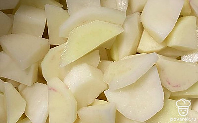 Картофель вымыть, почисть, нарезать небольшими кусочками. Поставить вариться в кастрюле.