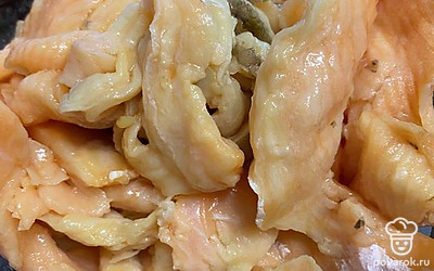 Добавить кусочки рыбы к картошке после закипания. Посолить по вкусу.