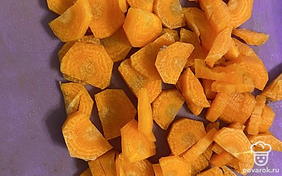 Морковь нарезать, выложить в кастрюлю.