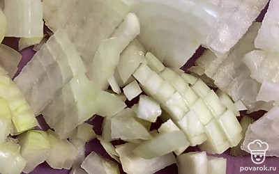 Лук очистить, мелко нашинковать, отправить в кастрюлю. Также добавить пшено. Варить уху до готовности.