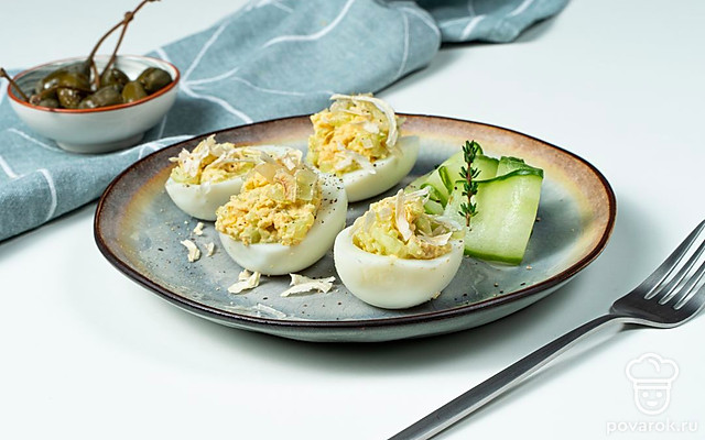 Яйца, фаршированные луком и желтком — Рецепт с фото