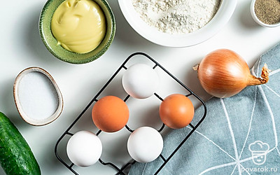 Подготовьте продукты для закуски. Лук почистите, мелко нарежьте. Огурец помойте, снимите кожуру. Очень мелко покрошите.