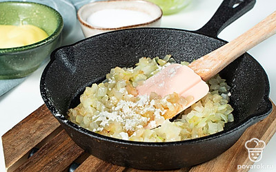 Займитесь приготовлением топпинга. Измельченный лук посолите, уберите в контейнер с крышкой. Дайте постоять 5 минут. Раскалите сковороду с маслом. Выложите лук, обжарьте до золотистого цвета 2 минуты. Всыпьте муку, быстро перемешайте, жарьте до появления румяной корочки. Переложите лук на сито, дайте лишнему маслу стечь.