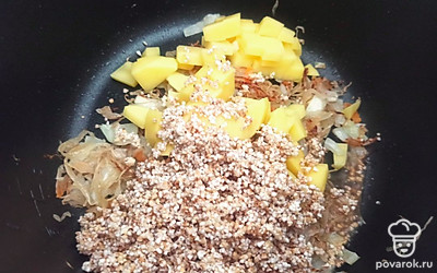Картошку нашинкуйте мелкими кубиками, крупу промойте и добавьте к овощам.
