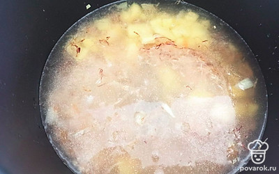 Залейте 1,5 литрами воды, посолите по вкусу и перемешайте.