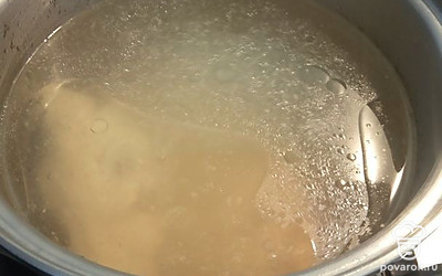 Сварить бульон (можно взять говядину или курицу). Добавить соль и лавровый лист. Снять пенку во время варки. Мясо нарезать кубиками.
