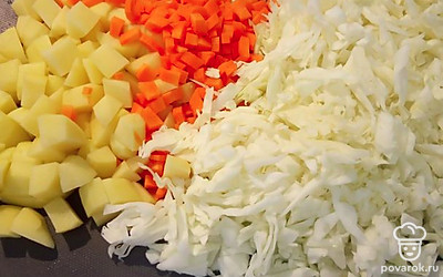 Овощи мелко нарезать, добавить к бульону.