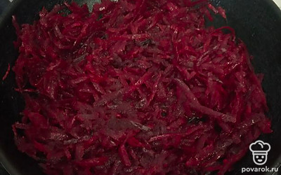 Свеклу отдельно обжарить на сковороде до мягкости, добавить уксус. Переложить в кастрюлю, варить 10 минут.