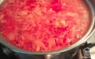 Добавить перец горошком. Борщ готов. 