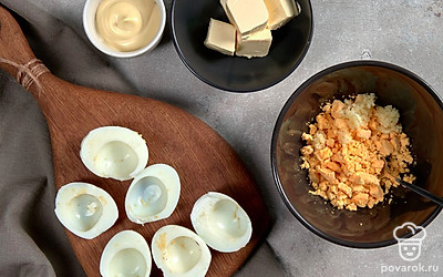 Подготовьте продукты. В крошку измельчите желтки, чеснок нашинкуйте как можно мельче.