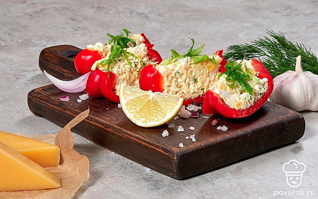 Перец, фаршированный яйцом и сыром — Рецепт с фото