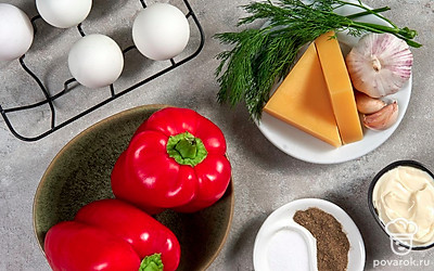 Отварите яйца вкрутую (9 минут с момента закипания воды), остудите и натрите на крупной терке. Укроп ополосните, обсушите и мелко нарежьте. Чеснок очистите и пропустите через пресс. Сыр натрите на мелкой терке. Болгарские перцы ыфмойте, оботрите бумажными полотенцами и разрежьте пополам. Удалите семена и перегородки.