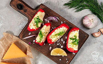 Разложите закуску на сервировочном блюде. Украсьте веточками свежей зелени и подайте к столу.