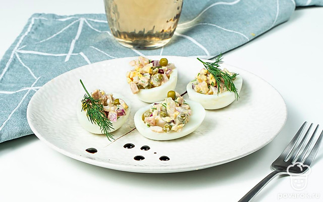 Яйца, фаршированные кальмарами — Рецепт с фото