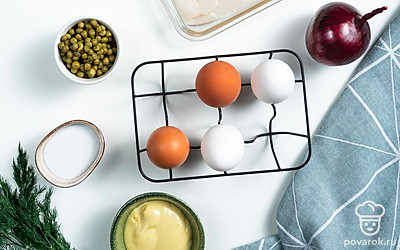 Подготовьте продукты для закуски. Снимите с кальмара пленку, удалите внутренности, ополосните. Лук почистите, измельчите. Укроп помойте, мелко порубите.