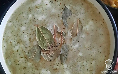 Почистить картофель и поставить варить. Добавить туда лавровый лист, по желанию. Пенку от картошки снимать.