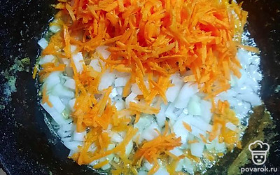 Сделать зажарку из лука и моркови. Обжарить до золотистого цвета. Соединить с картошкой. Добавить 50 грамм риса.