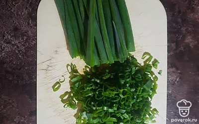 После того, как картофель сварится, выложить зажарку и лук. За 10 минут до готовности добавить зелень.