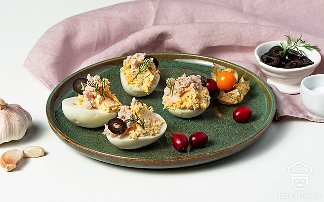 Яйца, фаршированные сыром и чесноком — Рецепт с фото