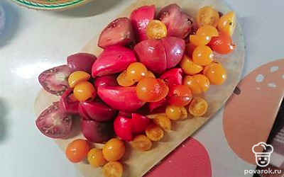 Крупные помидоры разрезать на четвертинки, а черри пополам.