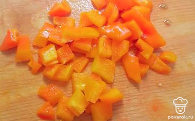 Перец нарезать кубиками.