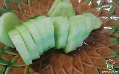 Огурец почистить и нашинковать кружочками.
