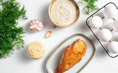 Заранее сварите яйца в подсоленной воде, остудите в холодной воде и очистите. Вымойте укроп, обсушите с помощью бумажного полотенца. Чеснок очистите от шелухи. Откройте банку с маслинами.