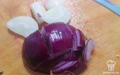 Лук и чеснок почистить и крупно нарезать.