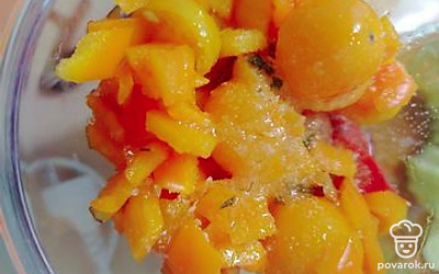 Положить все овощи в стакан блендера, добавить соль и масло.