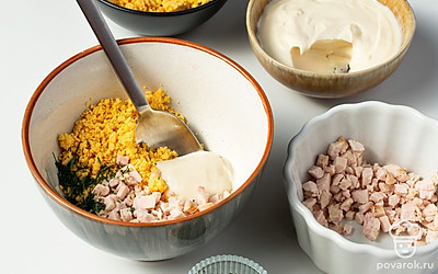 Приготовьте закуску. В глубокую емкость выложите желтки, курицу, чеснок, укроп и плавленый сыр. Добавьте майонез, тщательно перемешайте. В яичные белки разложите начинку.