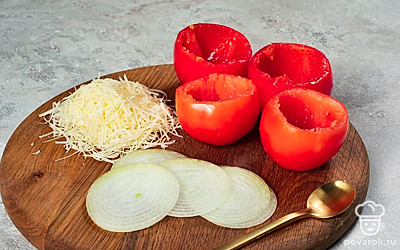 Подготовьте помидоры. Срежьте у помидоров "крышечки" у плодоножки. Используя ложку, удалите из них мякоть, чтобы остались только стенки.