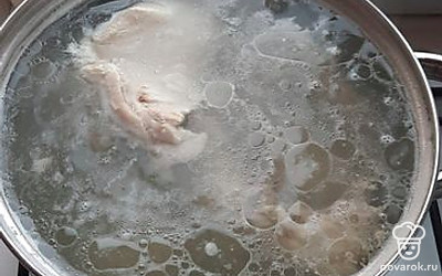 Опять закипит бульон, снять с него пенку.