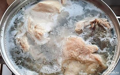 Закрыть крышкой и варить до готовности. 