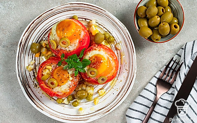 Фаршированные помидоры будут эффектно смотреться, если выложить их на красивое блюдо, украсить колечками маслин и рукколой.