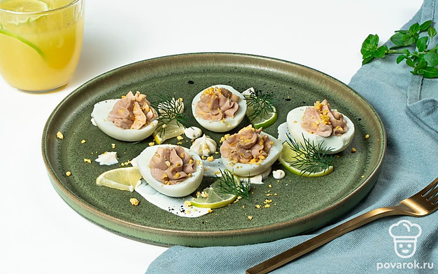 Яйца, фаршированные печенью трески и зеленью — Рецепт с фото
