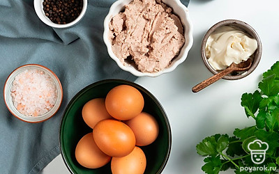 Яйца сварите вкрутую, остудите и очистите. Яйца разрежьте пополам, извлеките из них желтки. Зелень вымойте под прохладной водой и обсушите. Из печени трески слейте масло. Огурец для подачи вымойте, обсушите, нарежьте тонкими слайсами. Приготовьте шпажки.