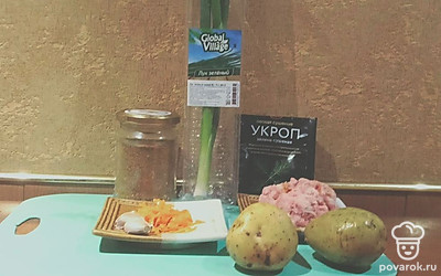 Подготовьте ингредиенты. Помойте картофель и зеленый лук. Очистите чеснок. Разморозьте при необходимости фарш.