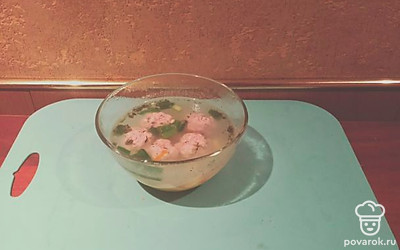 Бросьте в закипевшую воду картофель, морковь и варите до полуготовности. Положите в суп фрикадельки и варите до готовности овощей. По окончании варки выложите в кастрюлю зеленый лук и сухой укроп. Суп готов.