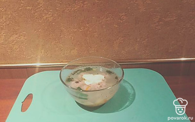 Подавайте суп с фрикадельками со сметаной.