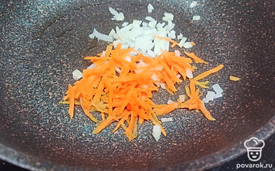 Репчатый лук и морковь чистим. Лук нарезаем кубиками, морковь натираем на крупной терке. Обжариваем на растительном масле. 