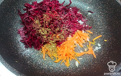 Затем натираем свеклу на крупной терке, добавляем соль и специи. 