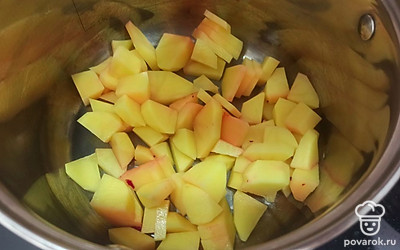 Картошку чистим и нарезаем на небольшие кусочки. 