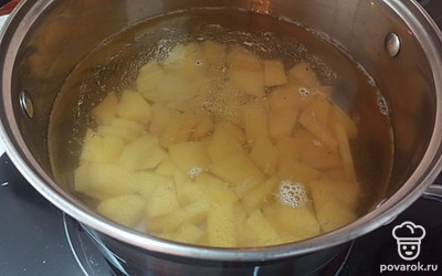 Заливаем картошку водой и ставим на средний огонь. 