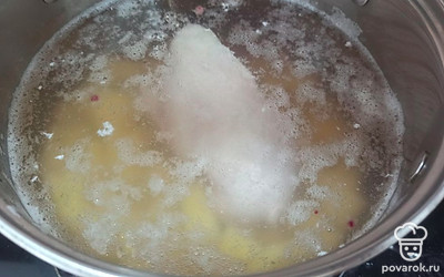 Далее добавляем курицу в кастрюлю и продолжаем варить. 