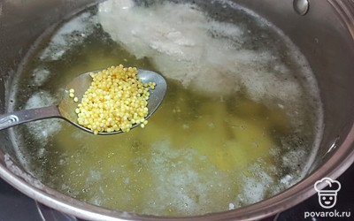 Добавляем в кастрюлю пшено. 