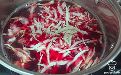 В кастрюлю выкладываем зажарку, шинкуем капусту. 