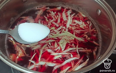 В конце солим и снимаем кастрюлю с плиты. 